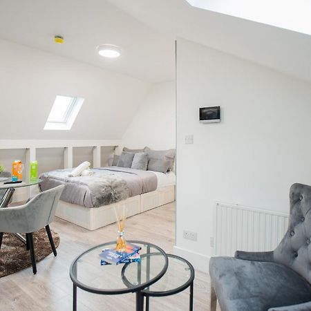 Spacious And Modern Studio In London G Экстерьер фото