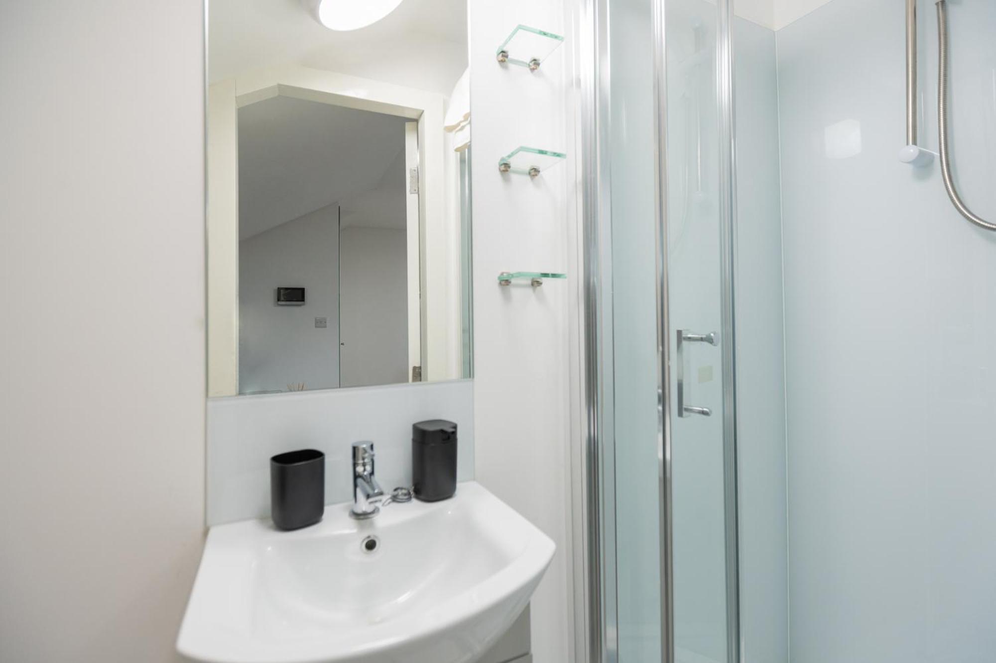 Spacious And Modern Studio In London G Экстерьер фото
