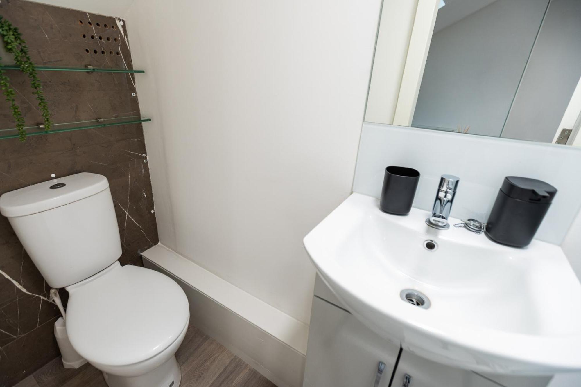 Spacious And Modern Studio In London G Экстерьер фото